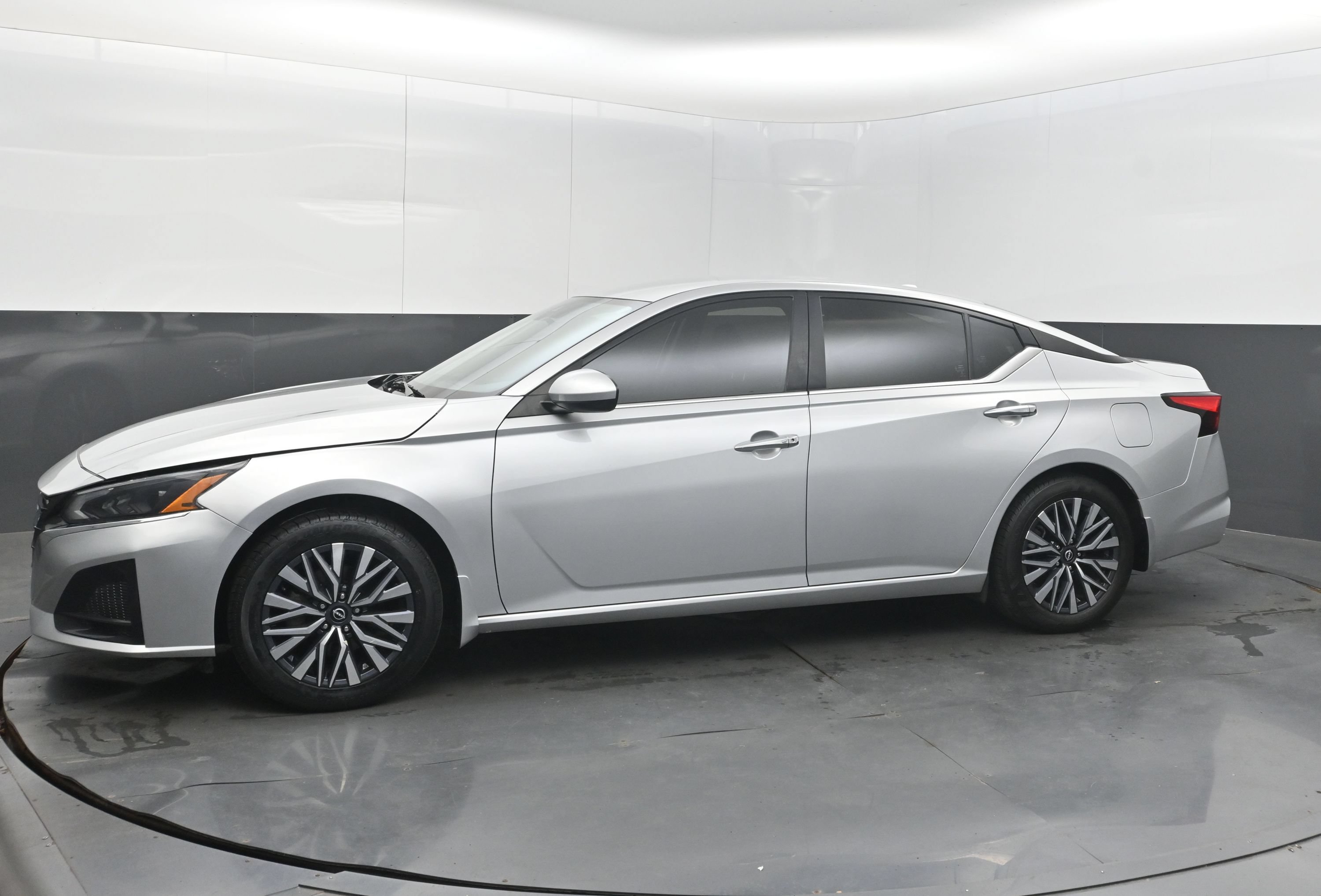 Used 2023 Nissan Altima 2.5 SV FWD image 5