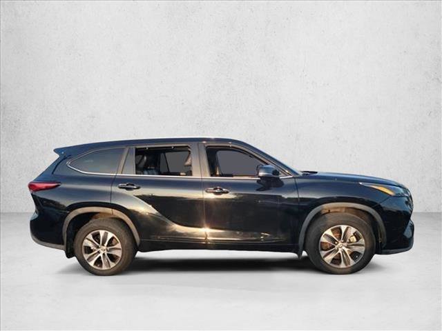Used 2023 Toyota Highlander XLE image 4