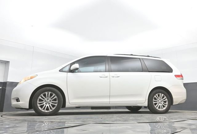 Used 2012 Toyota Sienna XLE image 30