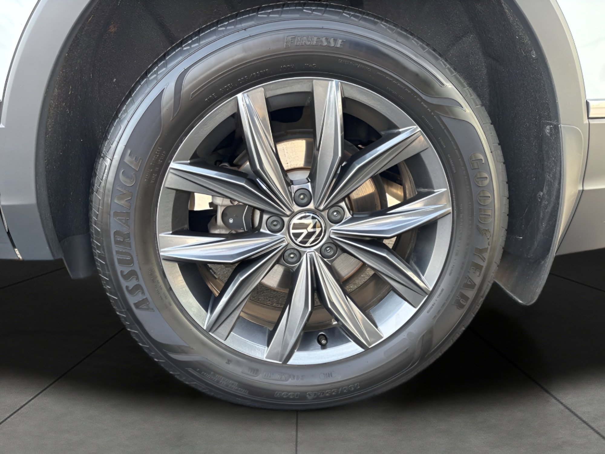 Used 2022 Volkswagen Tiguan SE AWD/4WD image 12