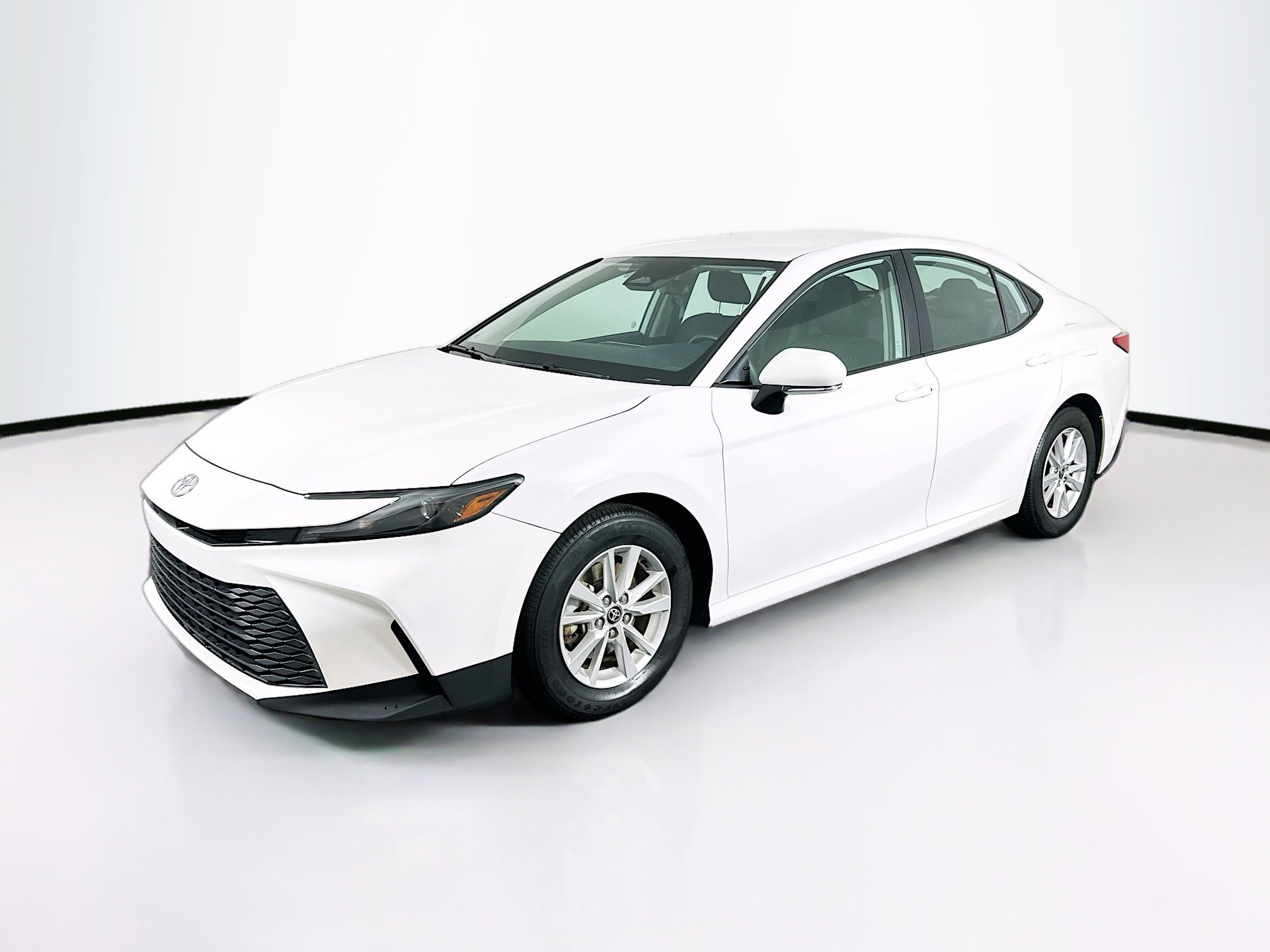 Used 2025 Toyota Camry LE image 3