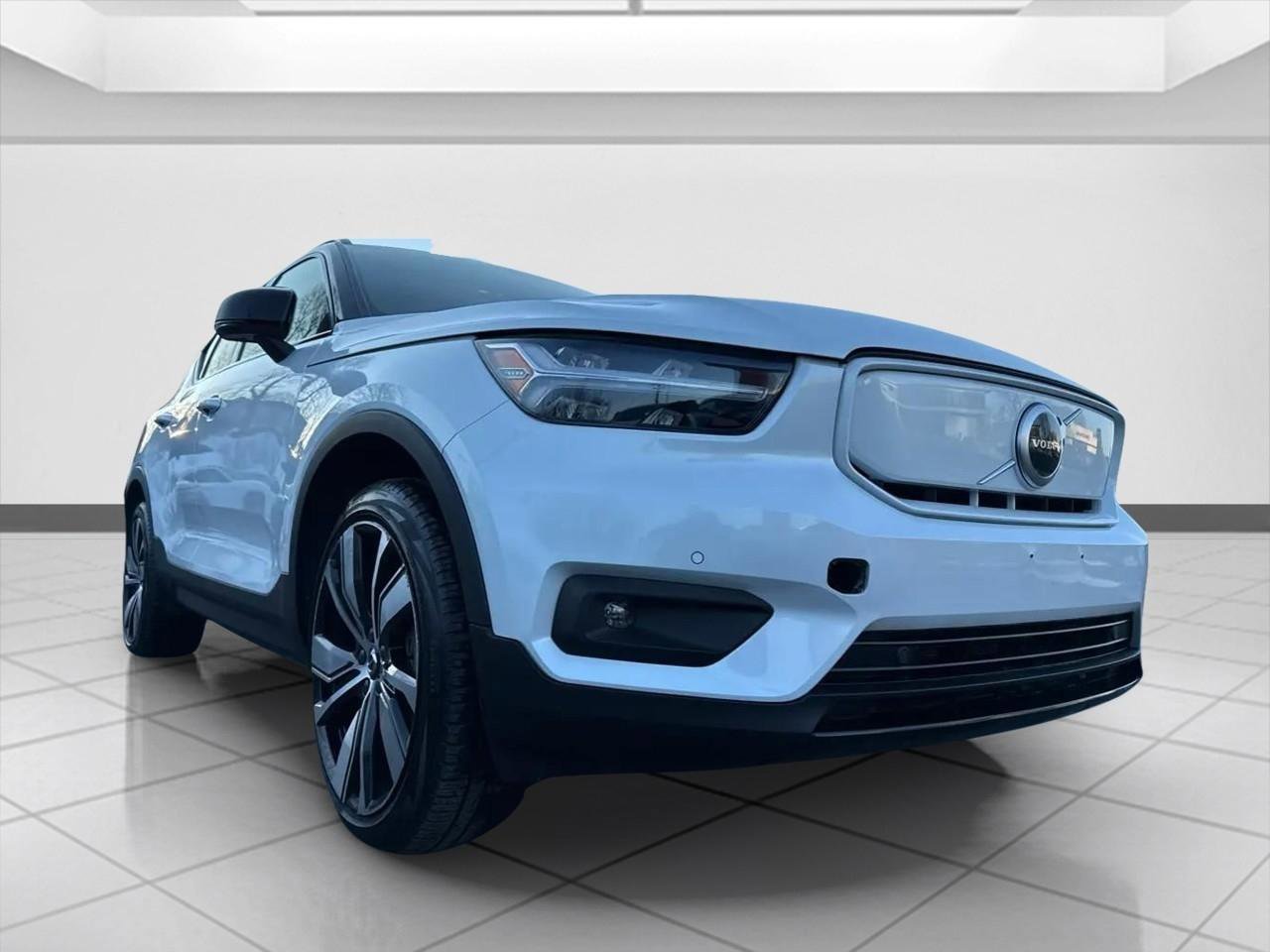 Used 2021 Volvo XC40 P8 Recharge w/ Climate Package image 9