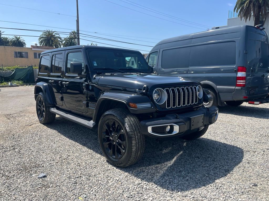 Used 2025 Jeep Wrangler Unlimited Sahara AWD/4WD image 3