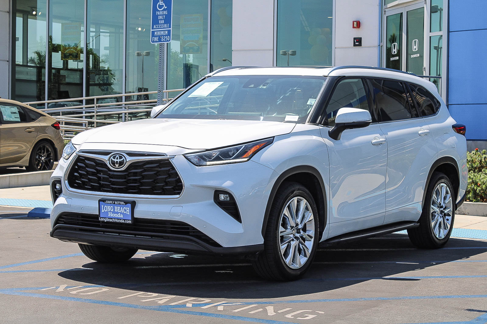 Used 2023 Toyota Highlander Limited FWD image 3