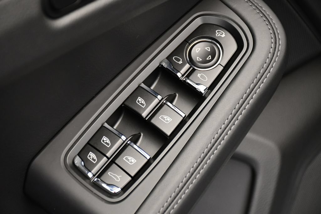 Certified 2026 Porsche Macan Turbo AWD/4WD image 37