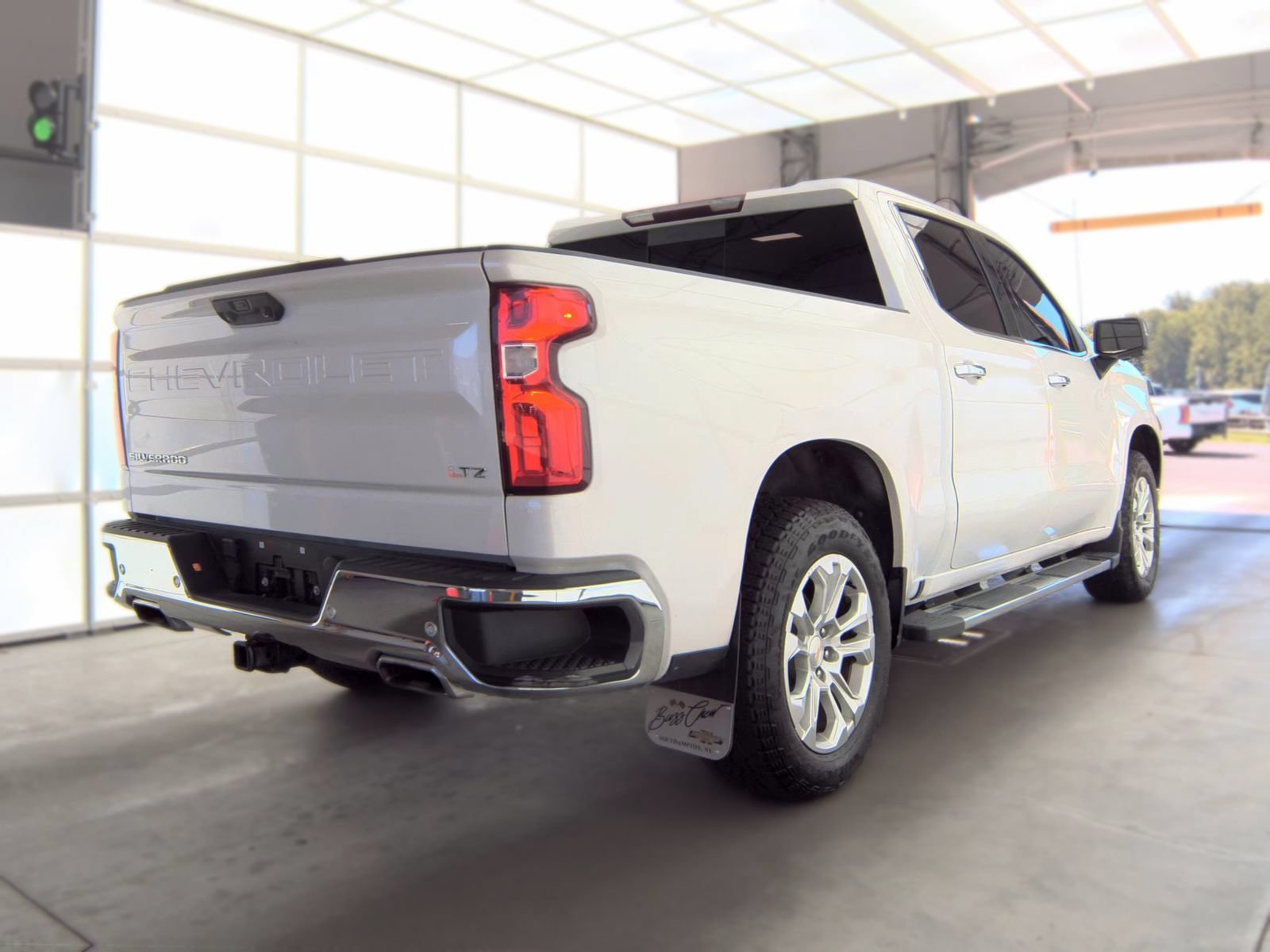 Used 2023 Chevrolet Silverado 1500 LTZ AWD/4WD image 4