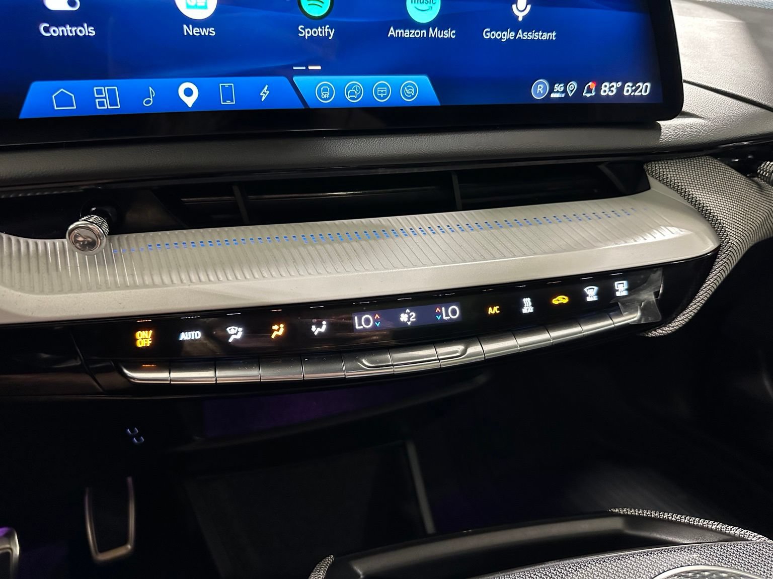 Used 2025 Cadillac Optiq Luxury 2 w/ LPO, Floor Liner Package AWD/4WD image 28