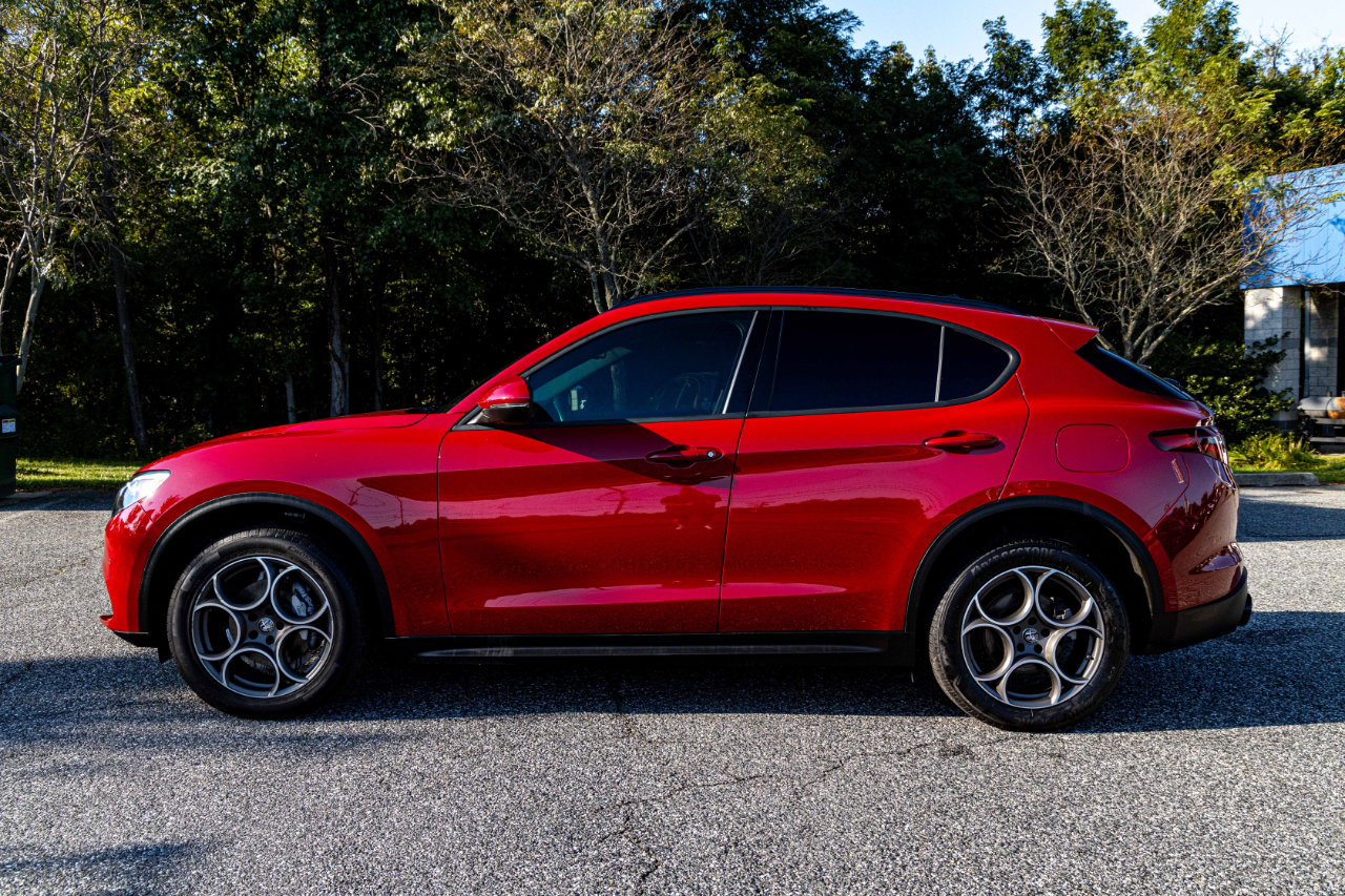Used 2022 Alfa Romeo Stelvio Sprint image 3