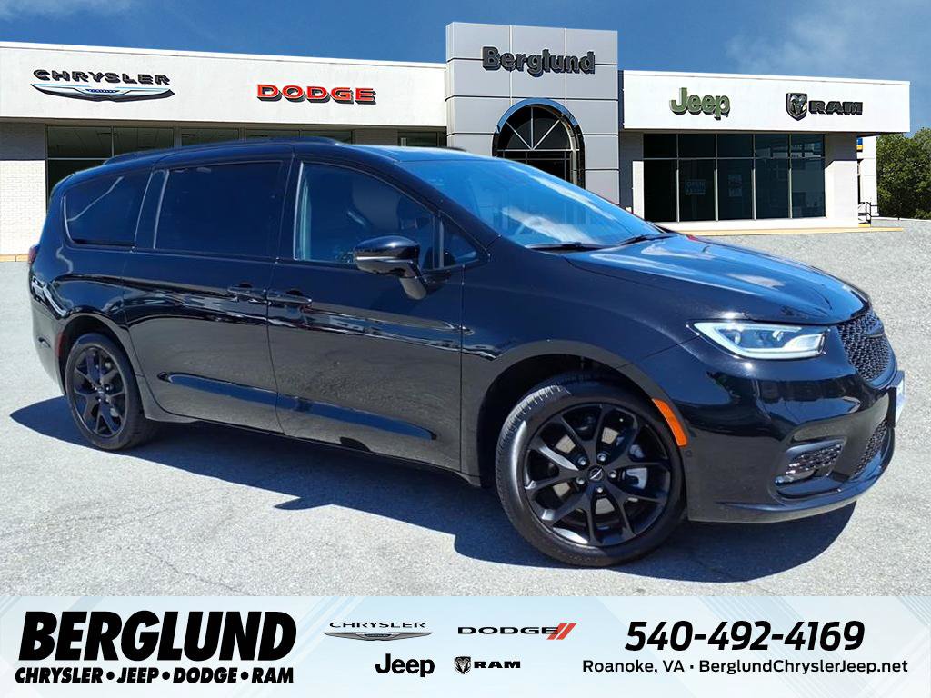 Used 2024 Chrysler Pacifica Limited w/ Uconnect Theater Family Group AWD/4WD image 1
