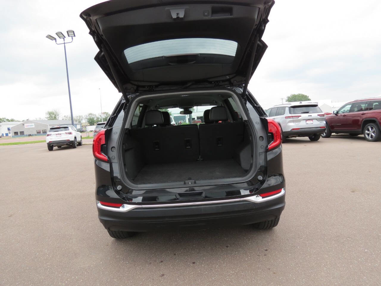 Used 2023 GMC Terrain SLT image 31