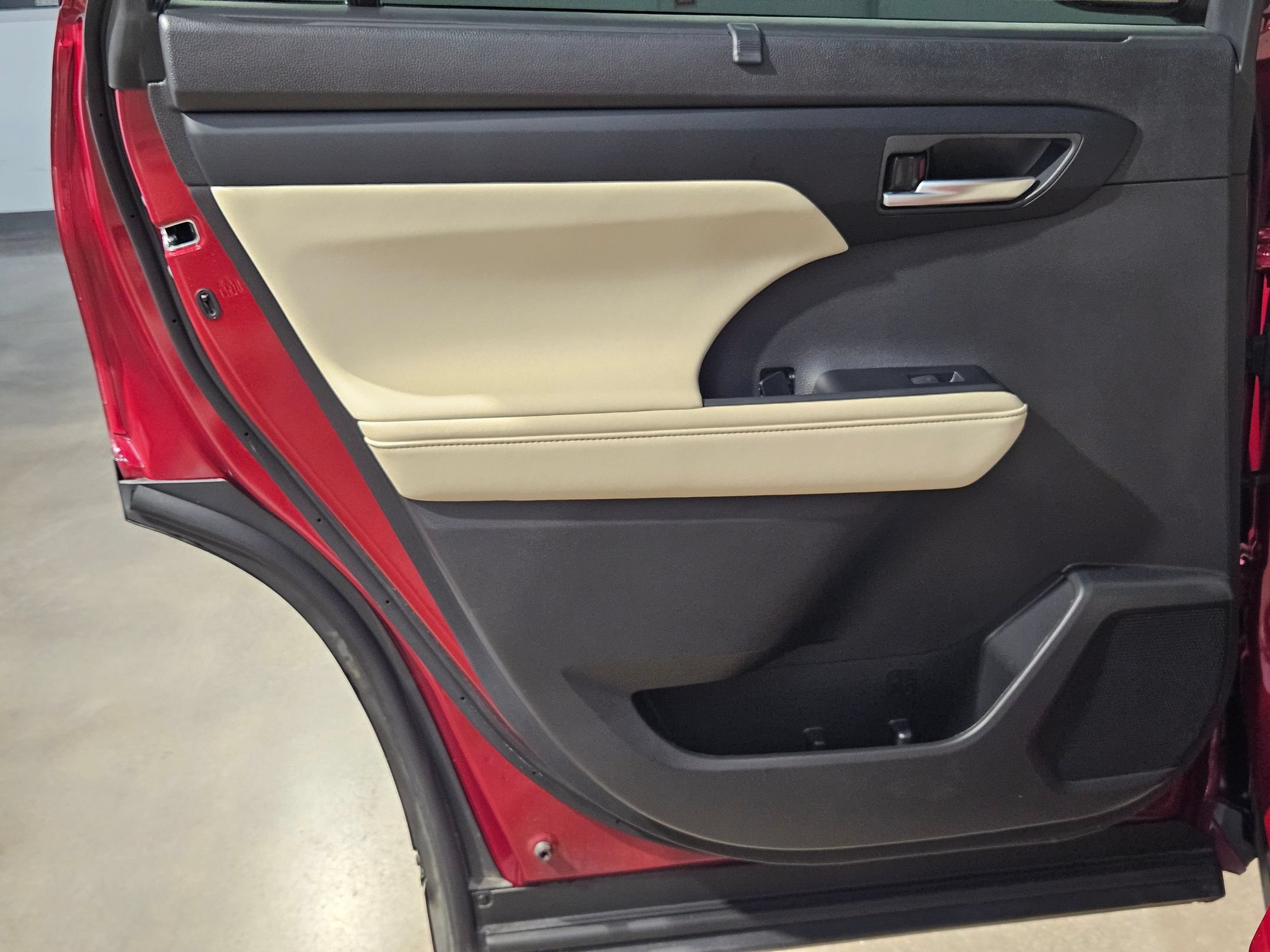 Certified 2024 Toyota Highlander XLE FWD image 35
