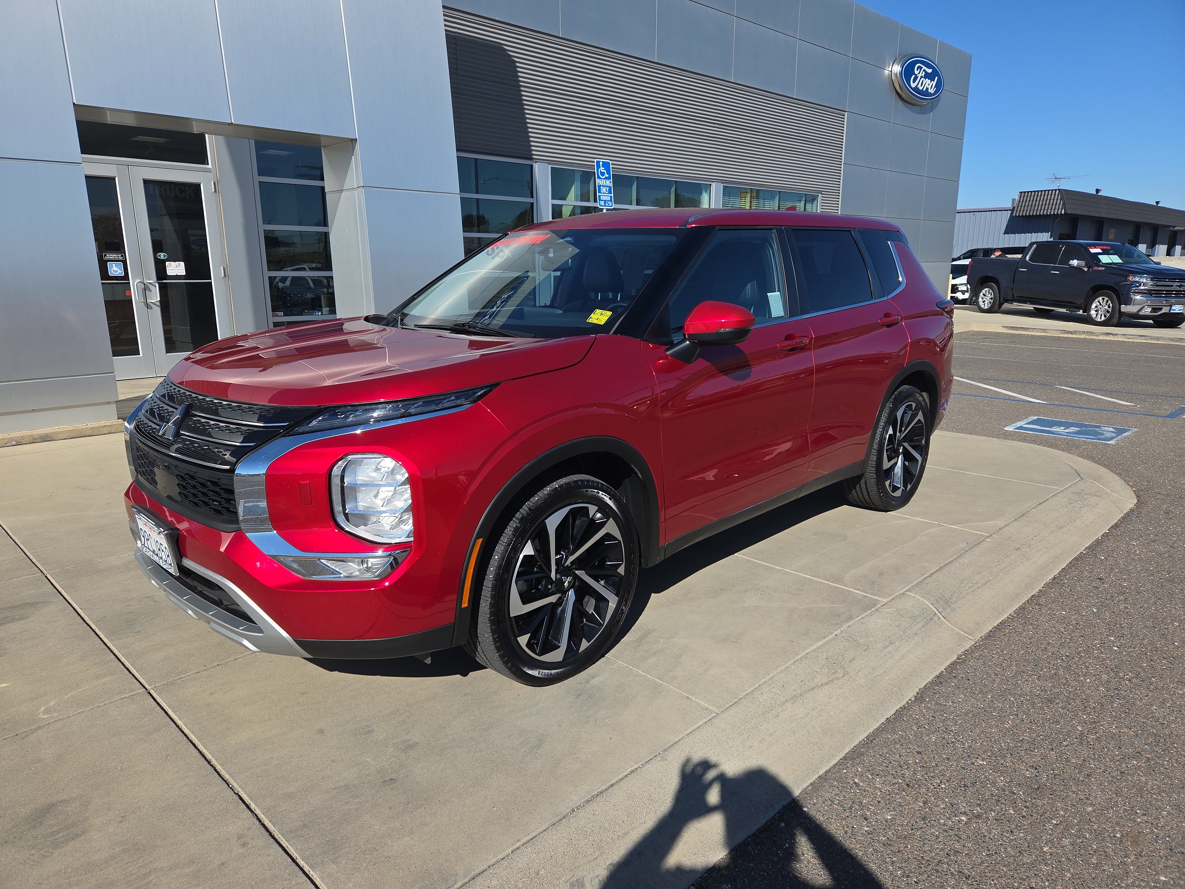 Used 2023 Mitsubishi Outlander SE image 1