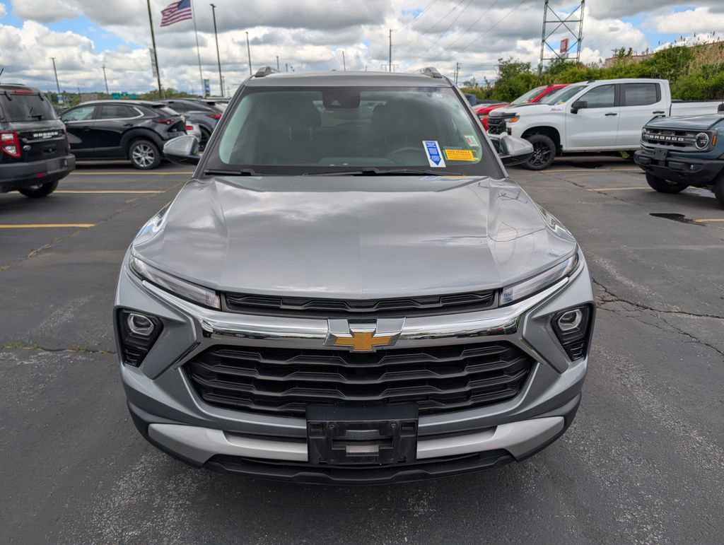 Used 2024 Chevrolet TrailBlazer LT w/ LT Cold Weather Package AWD/4WD image 2