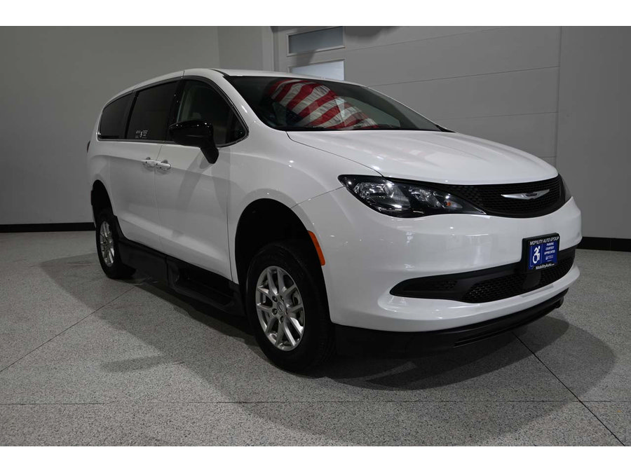 Used 2024 Chrysler Voyager LX FWD image 3