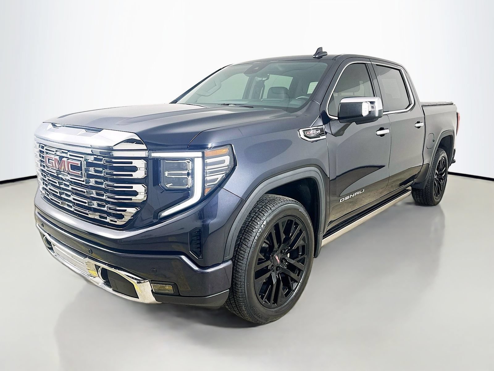Used 2022 GMC Sierra 1500 Denali w/ Technology Package AWD/4WD image 1