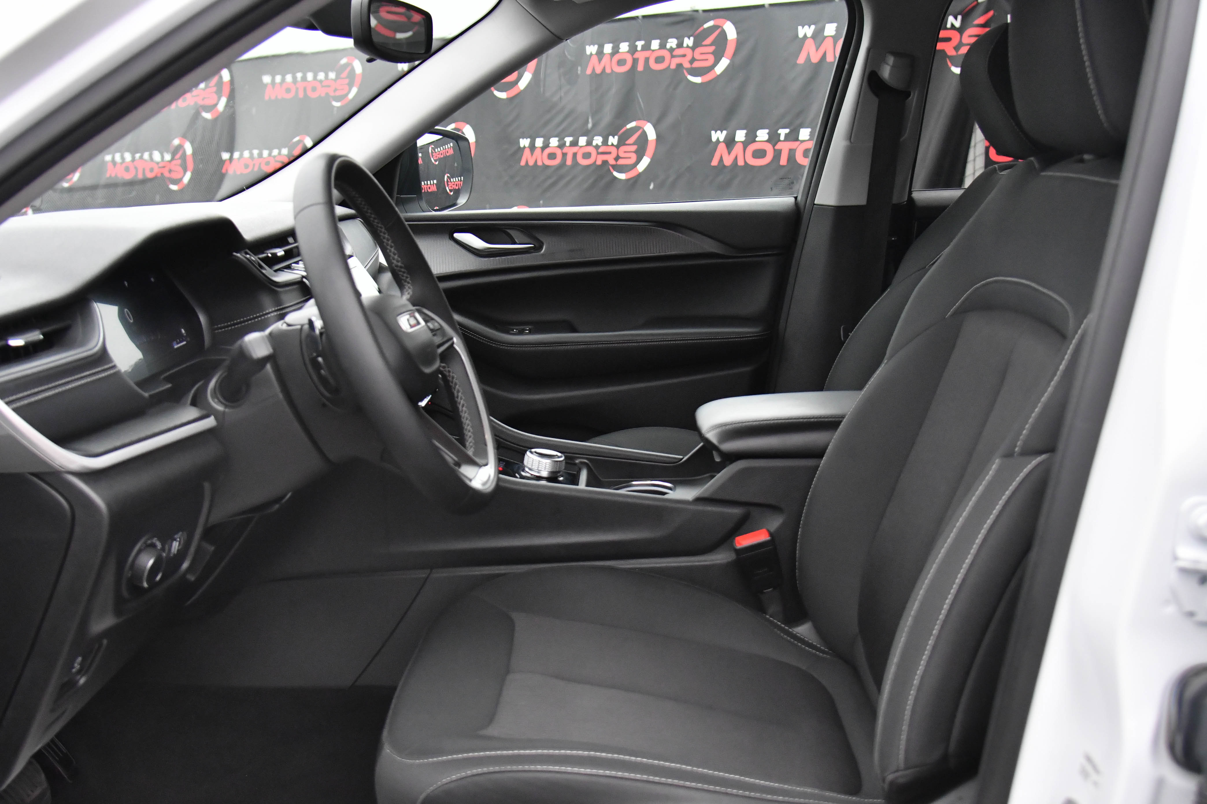 Used 2023 Jeep Grand Cherokee L Laredo image 17