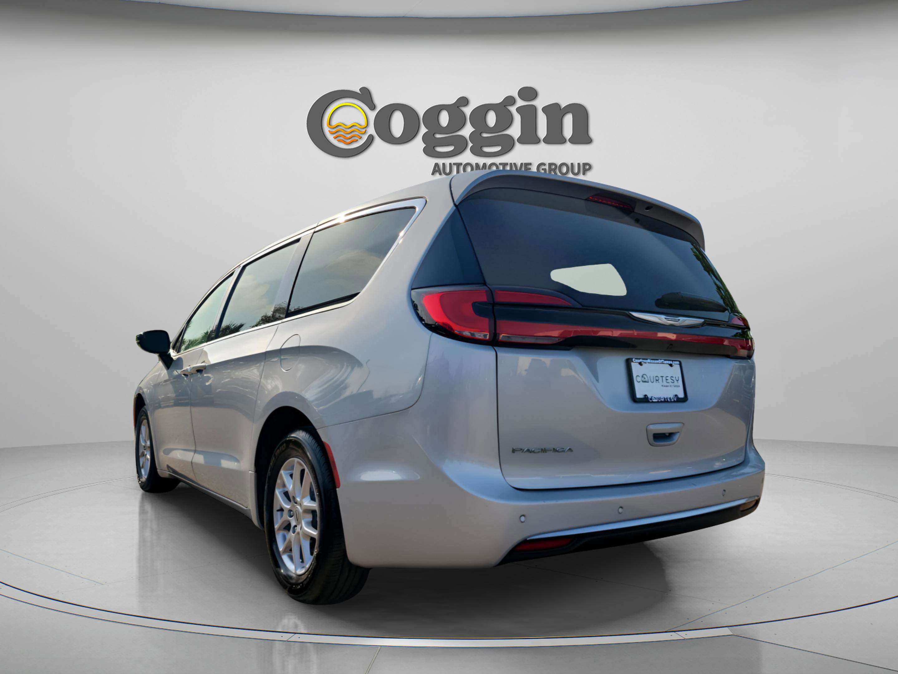 Used 2024 Chrysler Pacifica Touring-L FWD image 2
