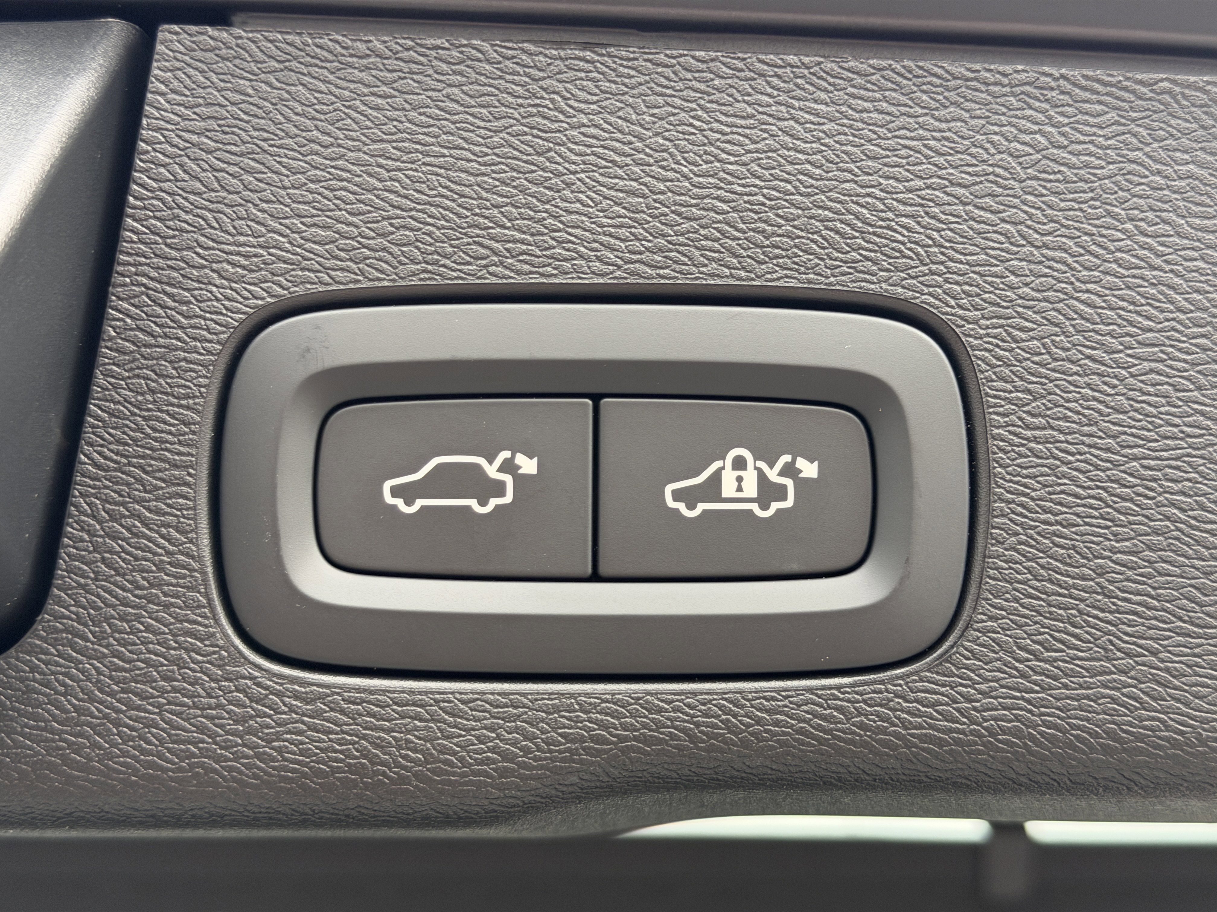 Certified 2025 Volvo XC60 T8 Ultra w/ Protection Package image 11