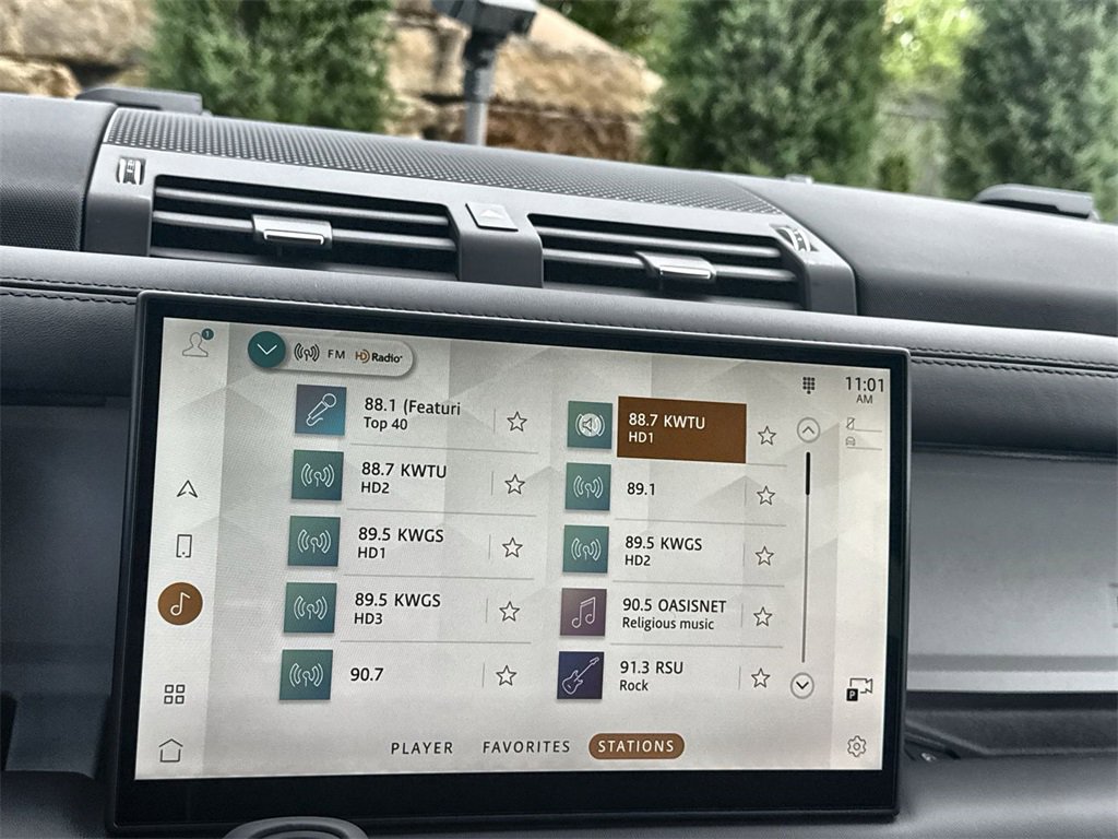 Used 2025 Land Rover Defender 130 X-Dynamic SE image 23