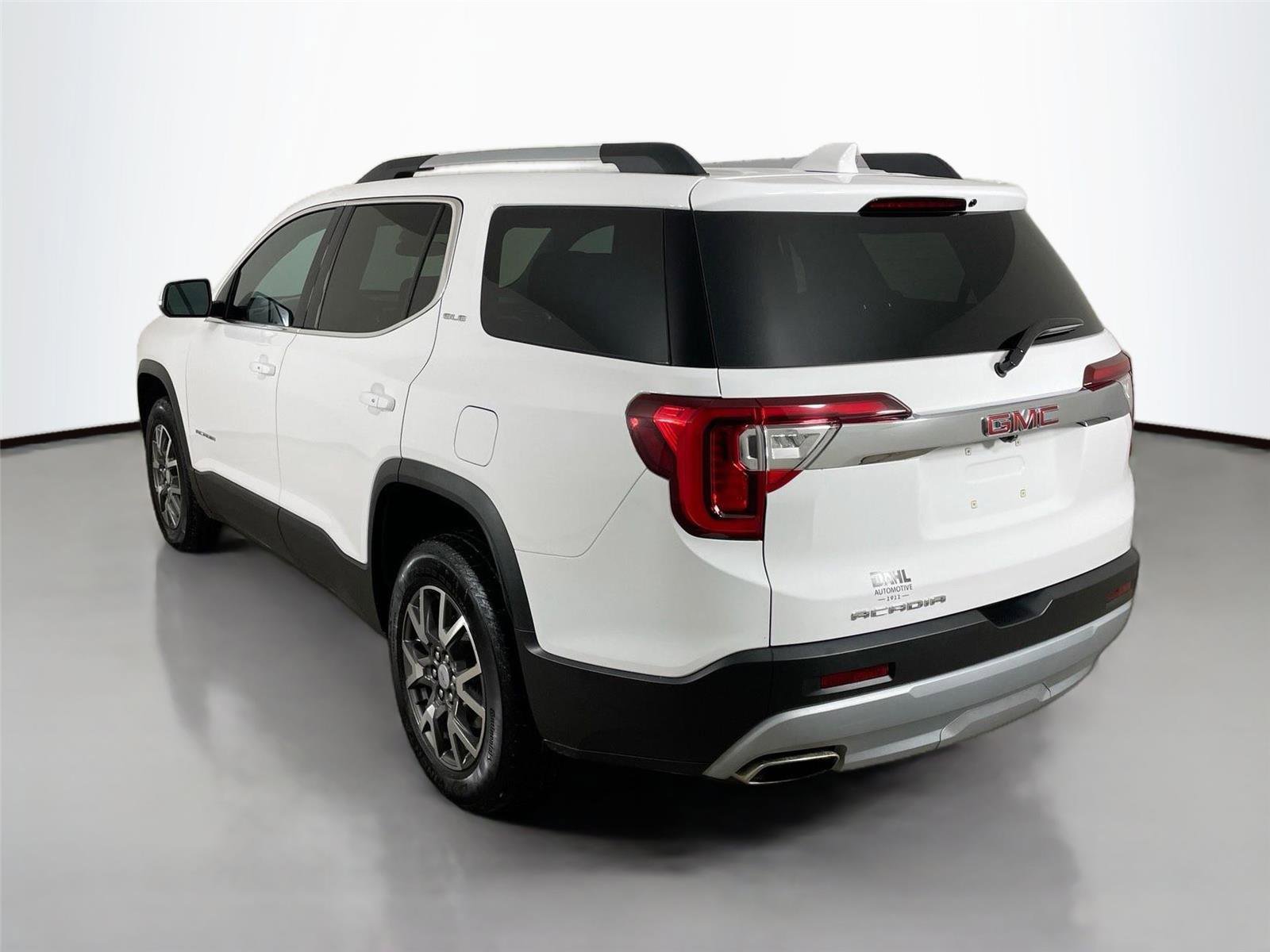 Used 2023 GMC Acadia SLE w/ Driver Convenience Package image 5