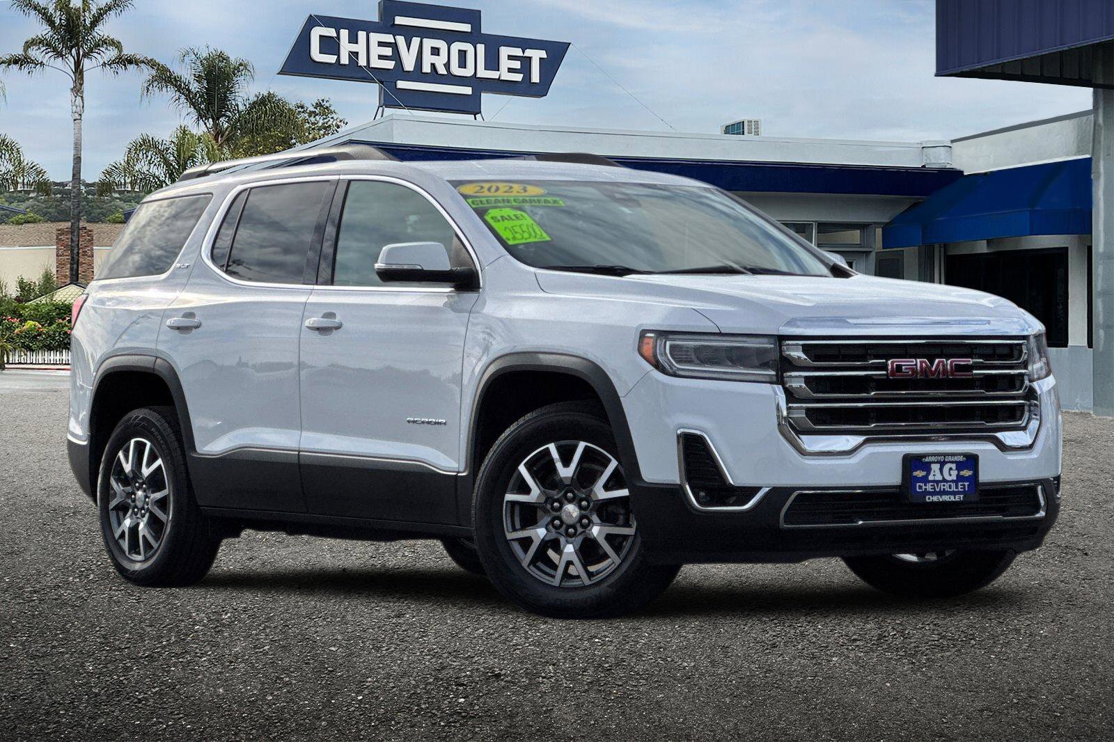 Used 2023 GMC Acadia SLT image 2