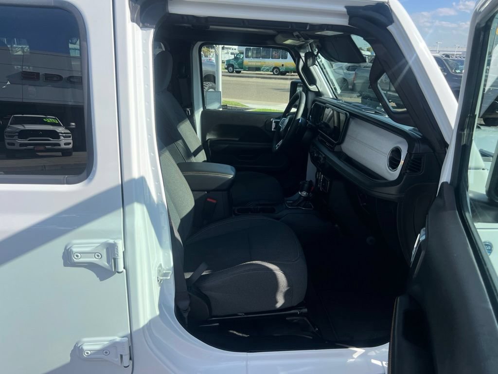 Used 2025 Jeep Wrangler Unlimited Sahara AWD/4WD image 26