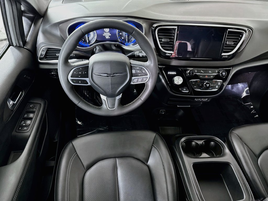 Used 2025 Chrysler Pacifica Select FWD image 4
