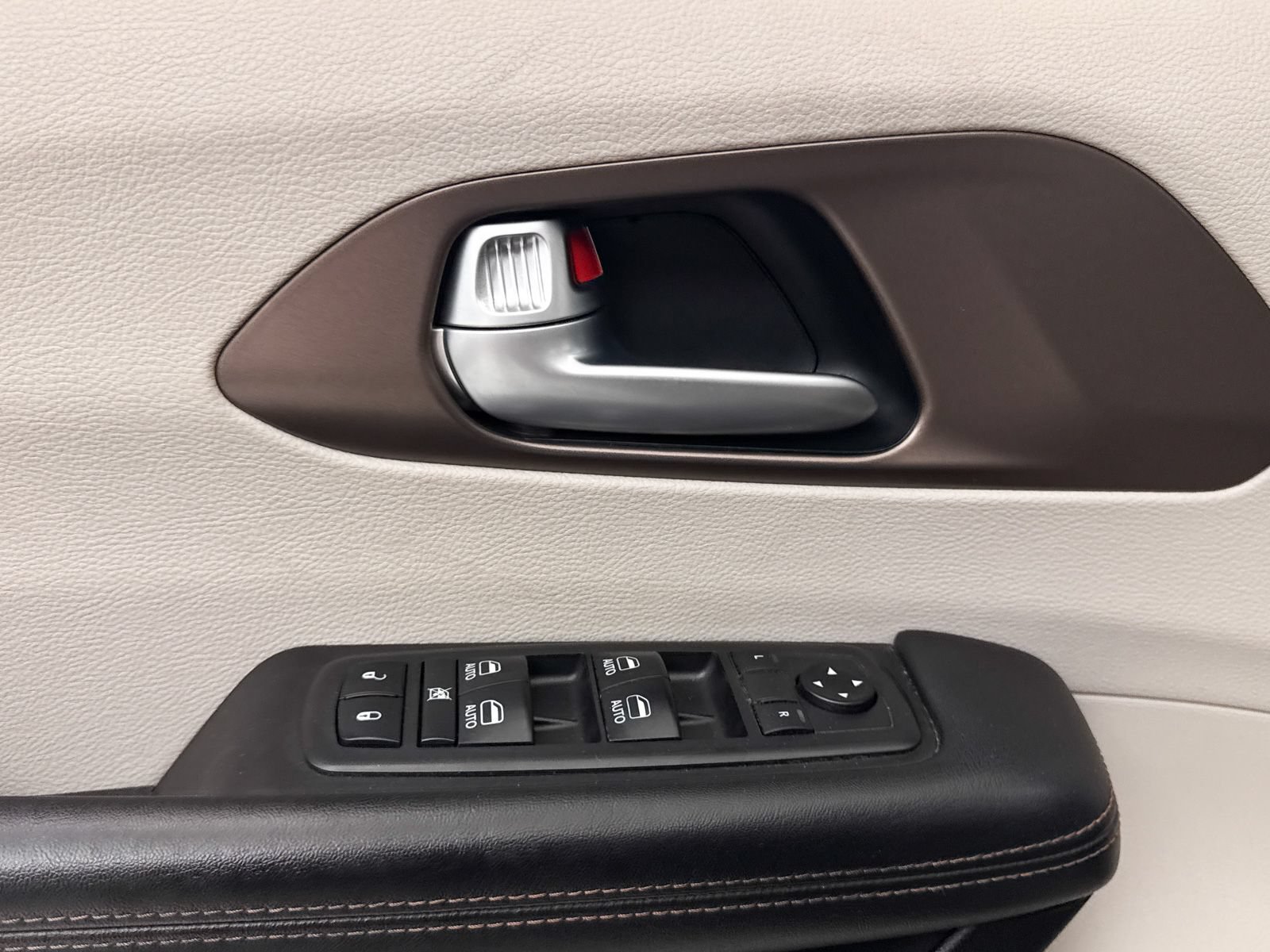 Used 2018 Chrysler Pacifica Touring-L Plus w/ Advanced Safetytec Group FWD image 28