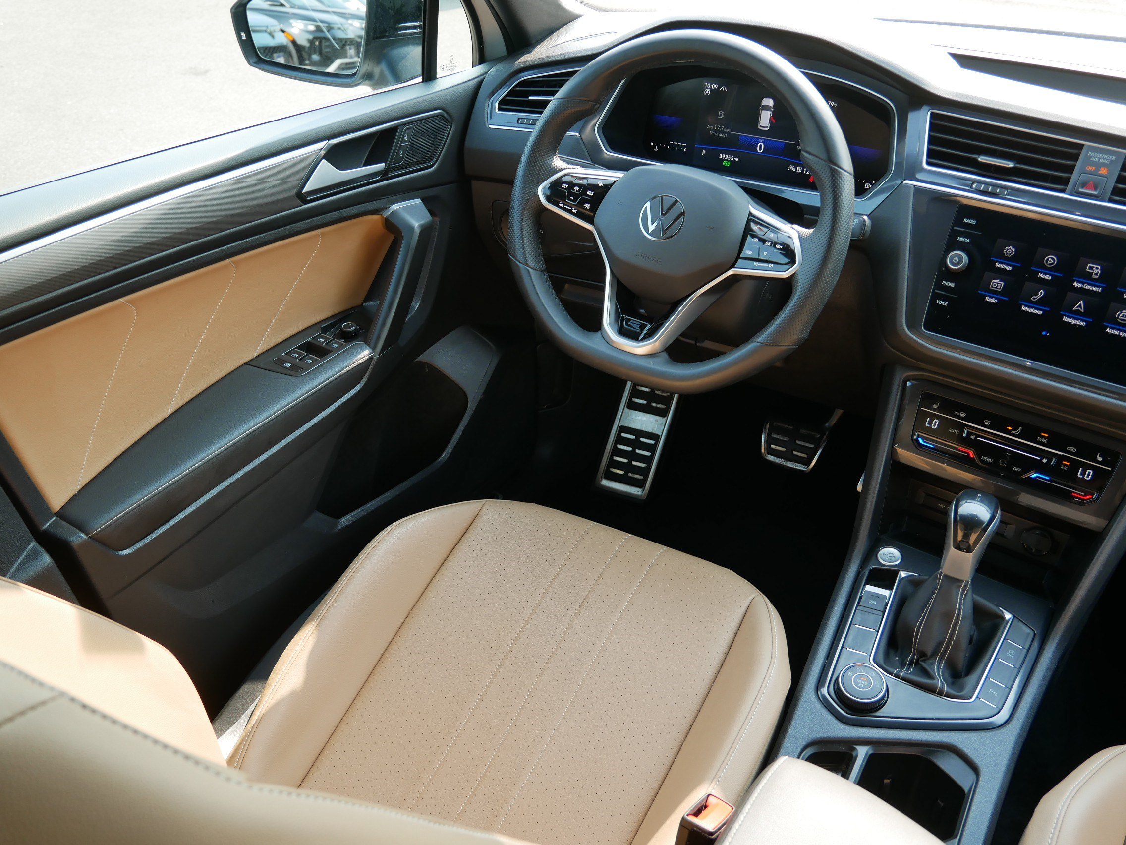 Certified 2023 Volkswagen Tiguan SE R-Line AWD/4WD image 9