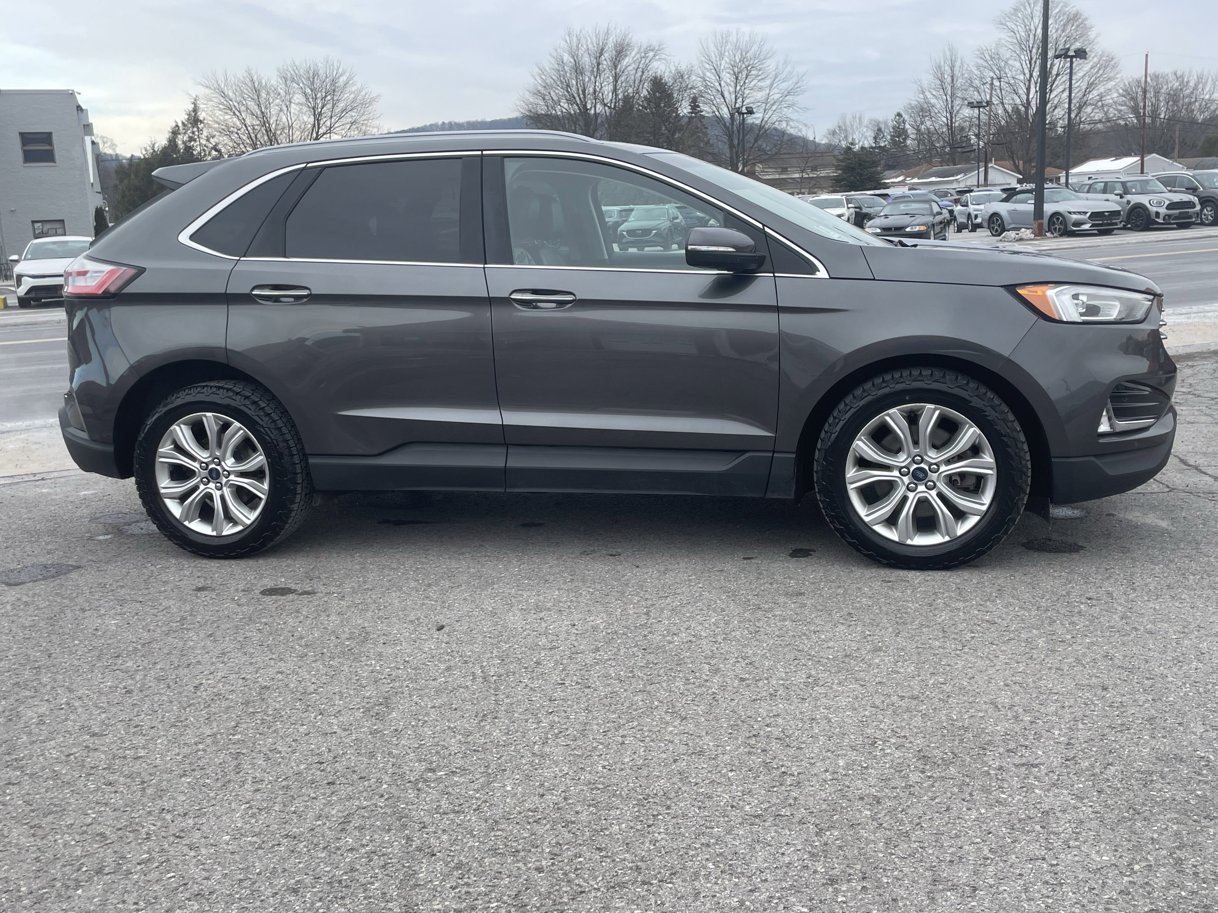 Used 2020 Ford Edge Titanium image 2
