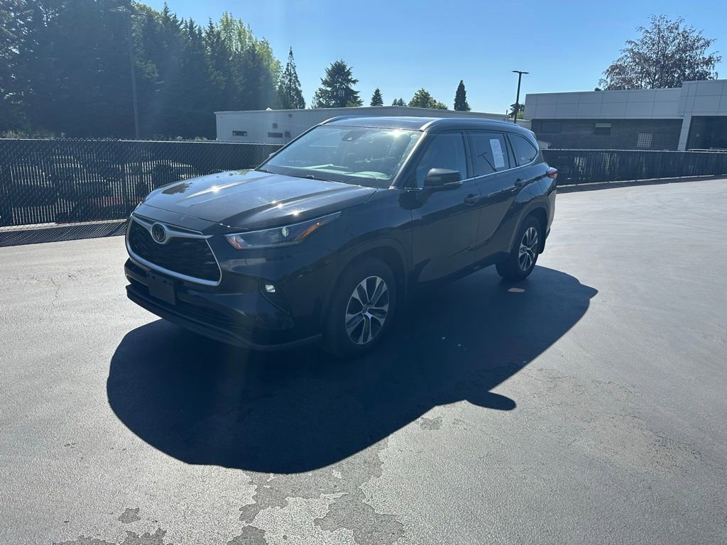 Certified 2021 Toyota Highlander XLE AWD/4WD image 1