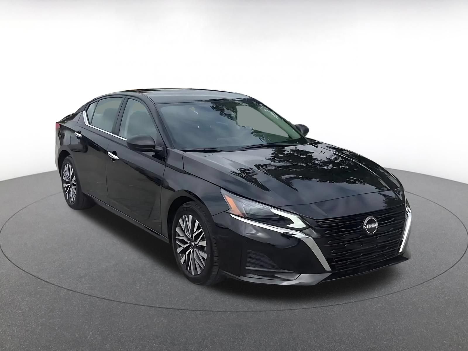 Used 2025 Nissan Altima 2.5 SV FWD image 3