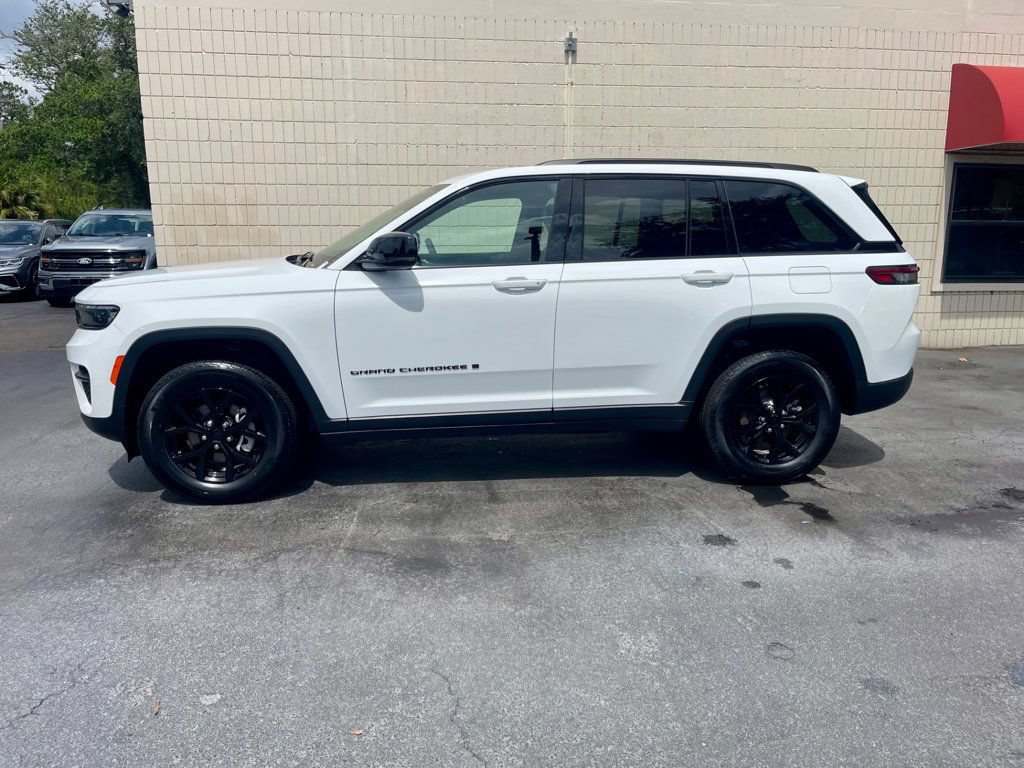 Used 2025 Jeep Grand Cherokee Altitude AWD/4WD image 2