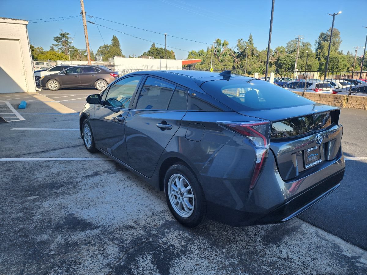 Used 2018 Toyota Prius One FWD image 2