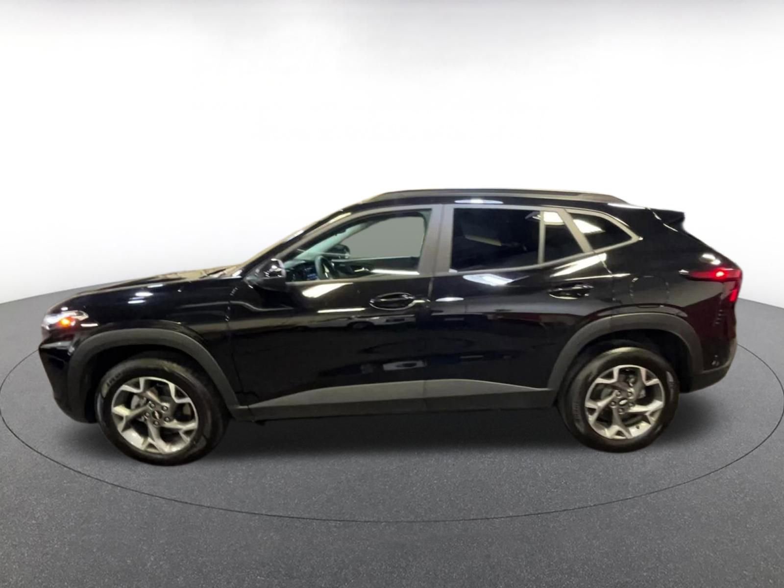 Used 2025 Chevrolet Trax LT image 9