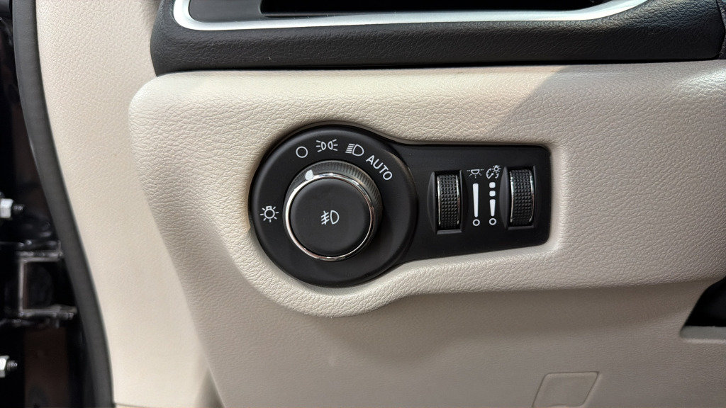 Used 2024 Chrysler Pacifica Touring-L FWD image 20