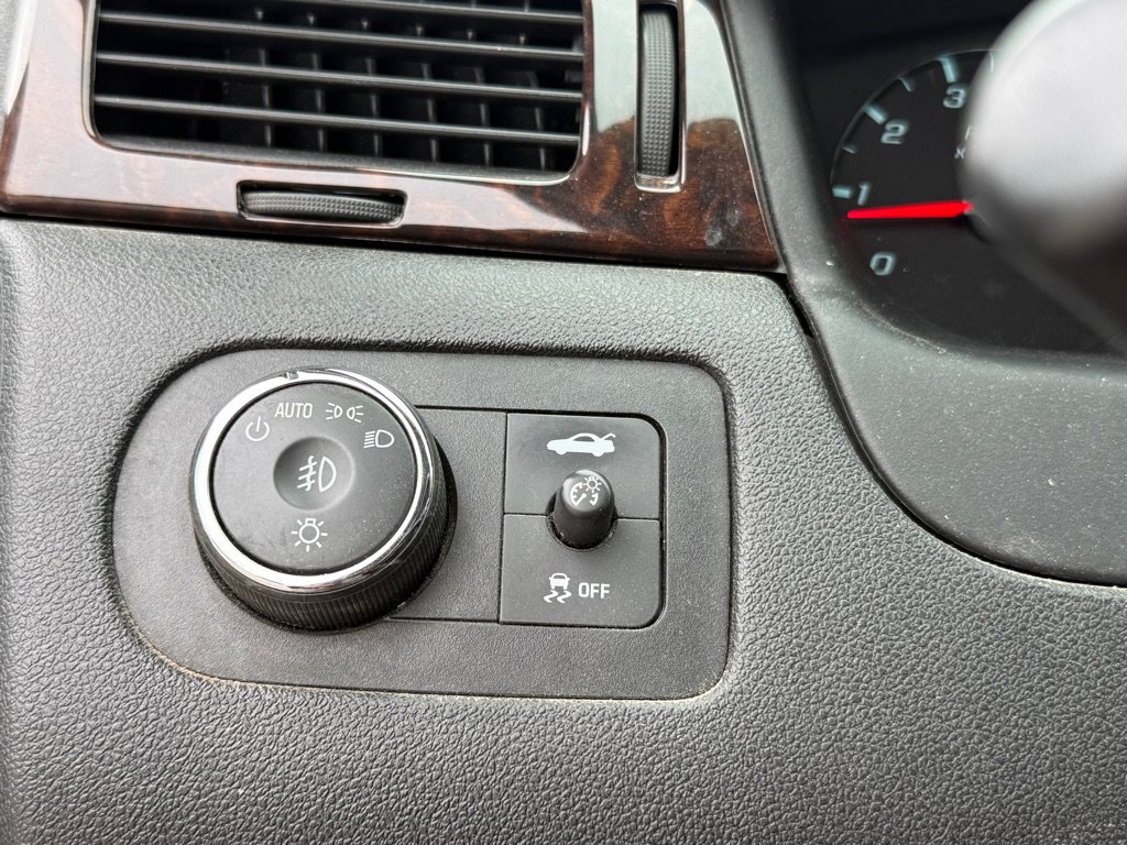 Used 2015 Chevrolet Impala LTZ FWD image 12