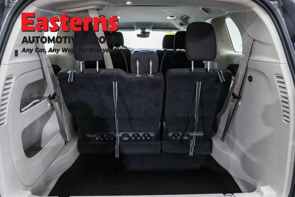 Used 2023 Chrysler Voyager LX image 9
