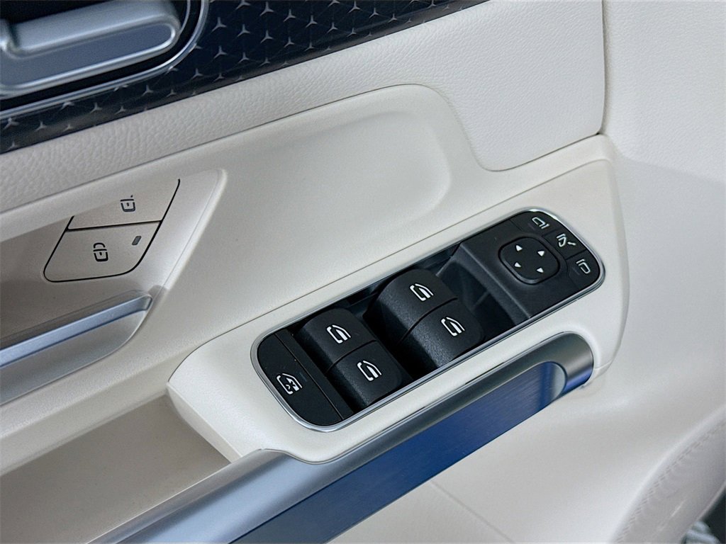 Used 2025 Mercedes-Benz GLB 250 4MATIC image 17