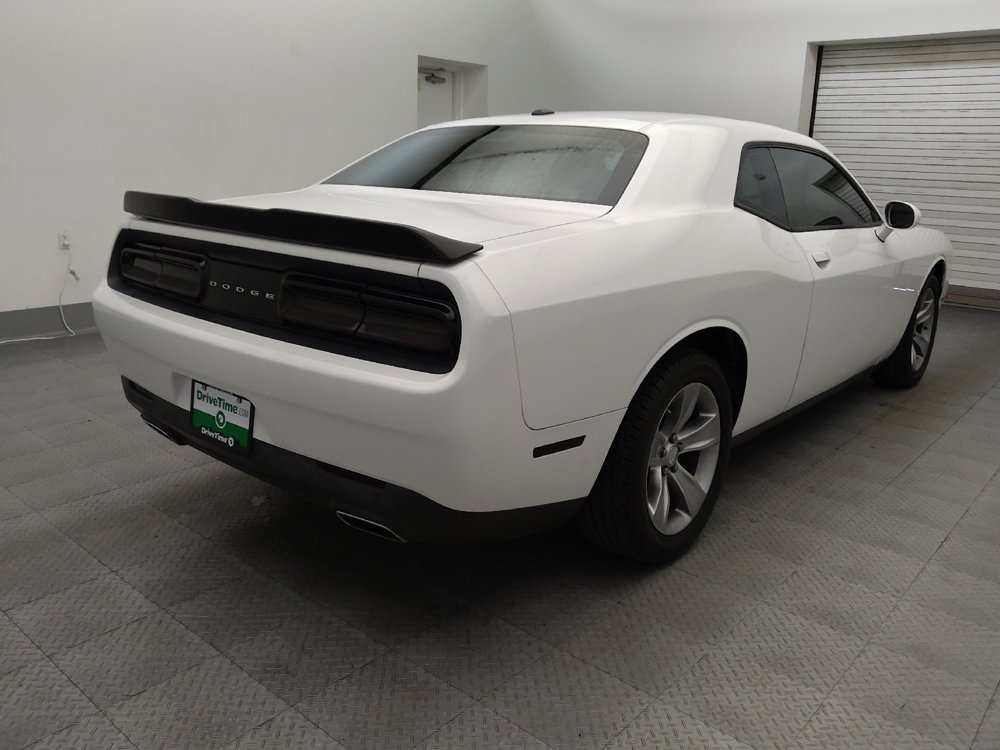 Used 2016 Dodge Challenger SXT RWD image 9