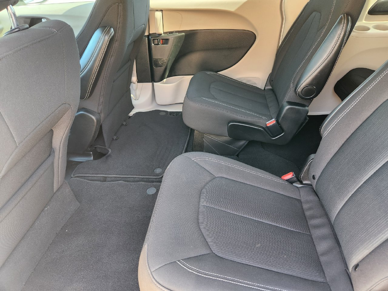 Used 2024 Chrysler Voyager LX FWD image 28