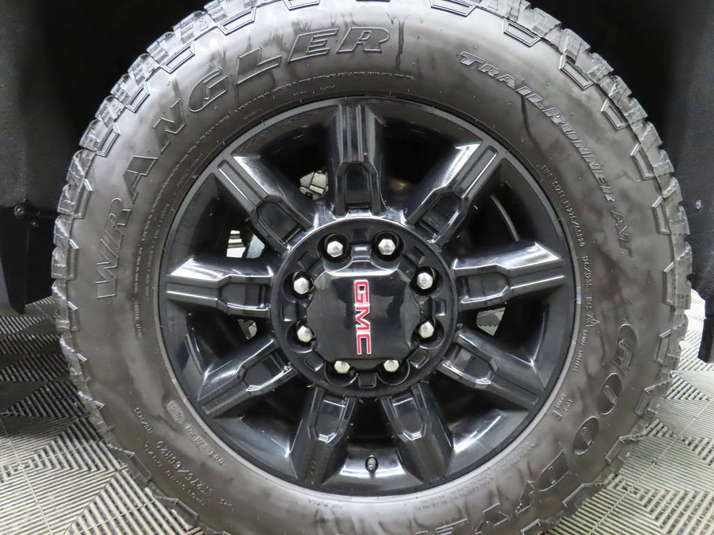 Used 2025 GMC Sierra 2500 AT4 image 8