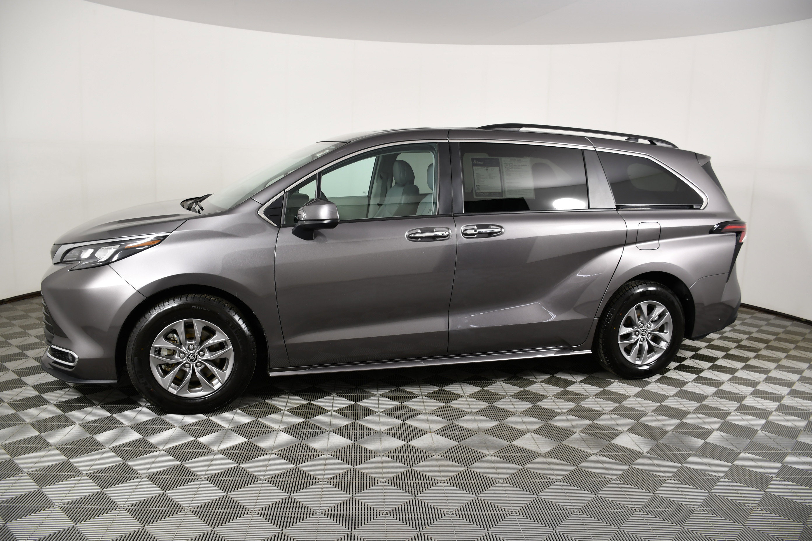 Used 2024 Toyota Sienna XLE image 9