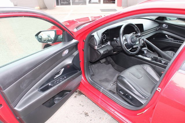 Used 2022 Hyundai Elantra Limited image 11