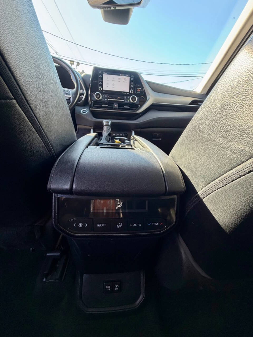 Used 2021 Toyota Highlander XLE AWD/4WD image 11