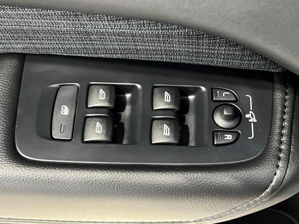 Used 2022 Volvo XC60 B5 Momentum image 38