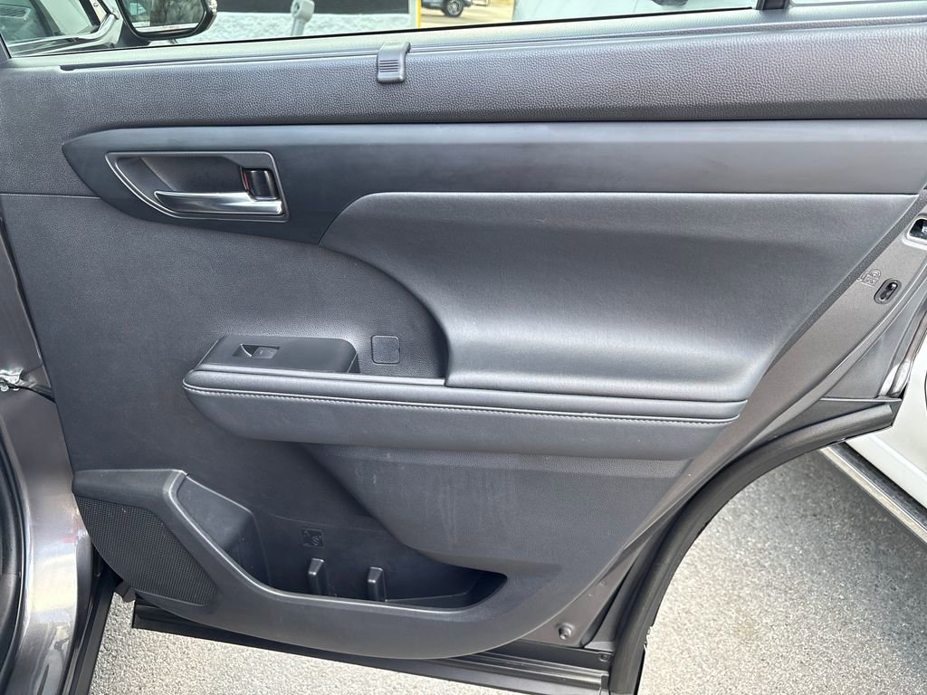 Used 2022 Toyota Highlander XLE image 41