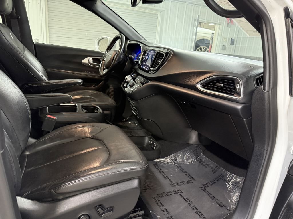 Used 2019 Chrysler Pacifica Touring-L Plus w/ S Appearance Package image 31