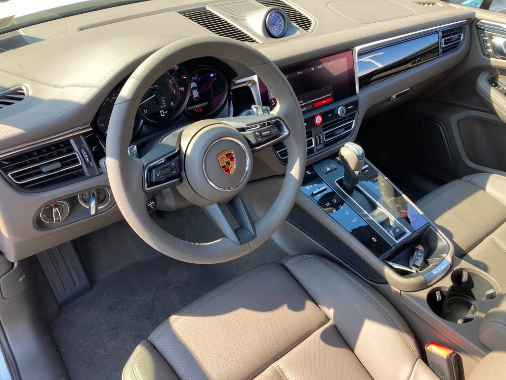Used 2025 Porsche Macan image 4