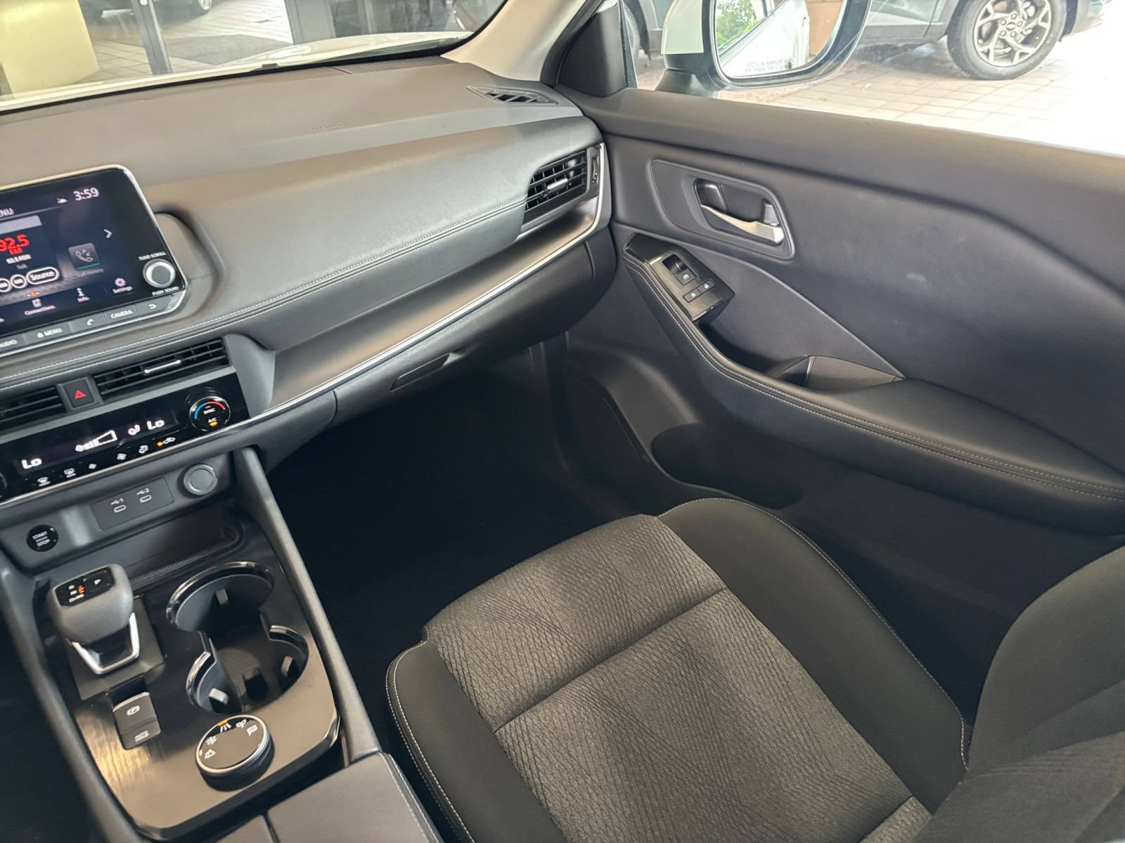 Used 2025 Nissan Rogue SV AWD/4WD image 36
